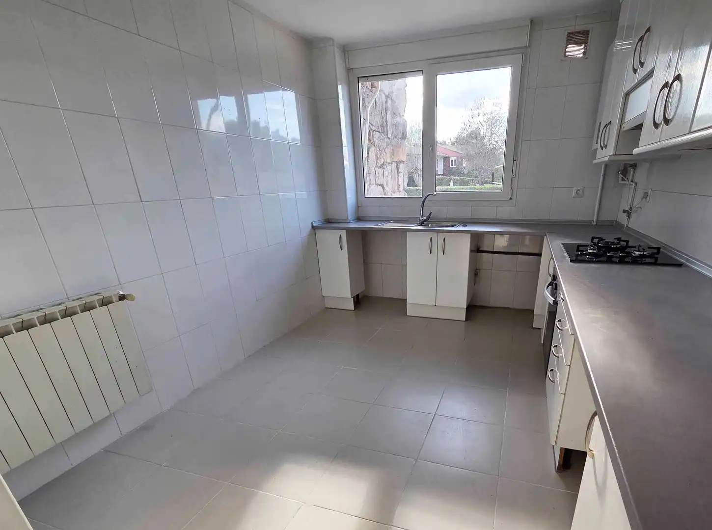 Cocina de Casa adosada de alquiler en La Moraleja con Calefacción, Jardín privado y Terraza