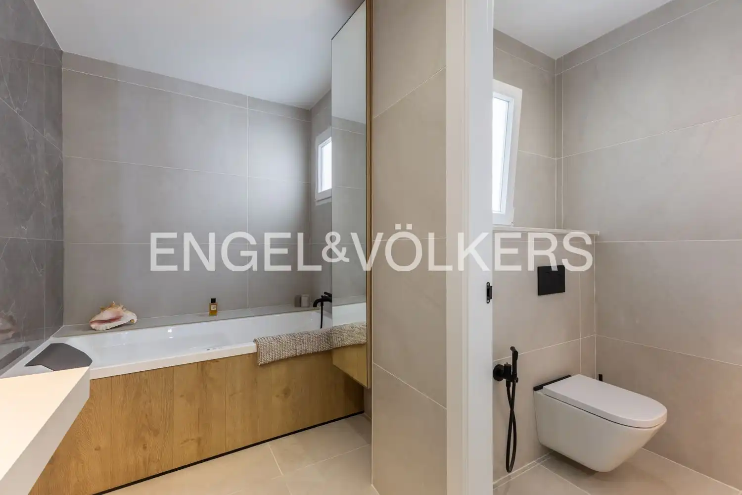 Bathroom of Flat for sale in Valencia  with Air Conditioner, Heating and Balcony