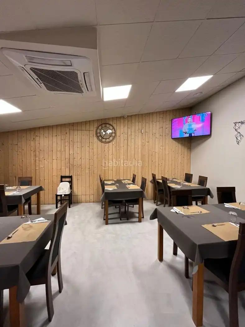 Local comercial en alquiler en Avenida Rosalía de Castro 37, imagen 2