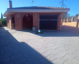 Vista exterior de Casa o xalet de lloguer en Villalbilla amb Aire condicionat, Calefacció i Jardí privat