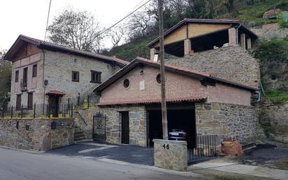 Vista exterior de Casa o xalet en venda en Mieres (Asturias) amb Calefacció, Terrassa i Traster