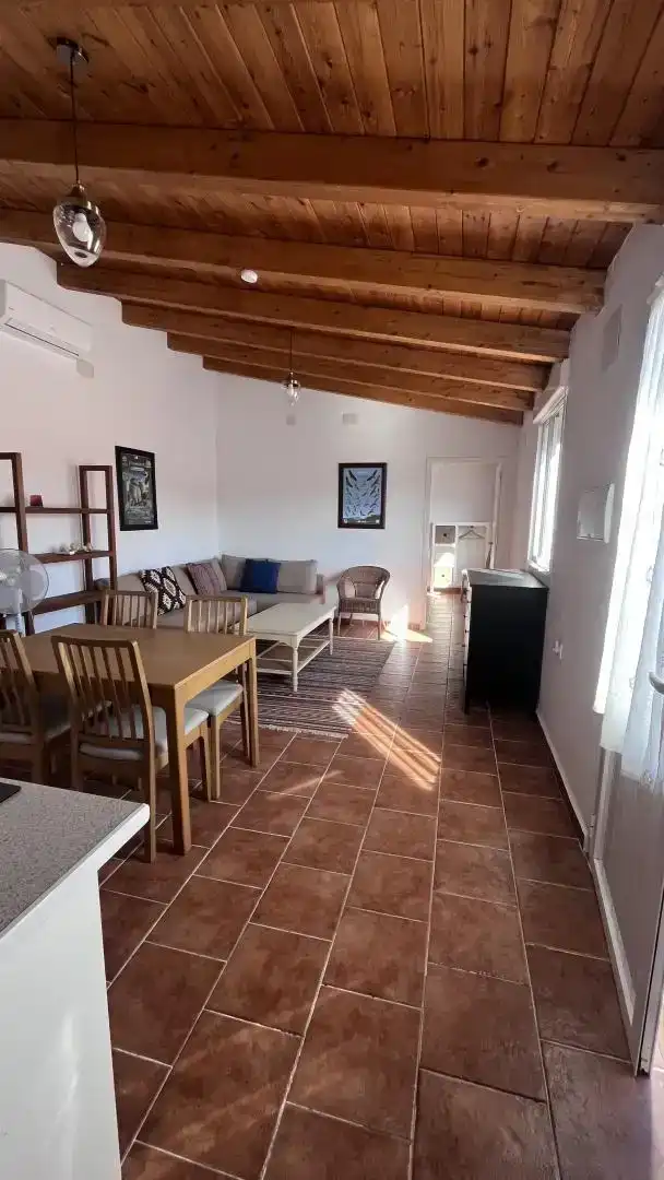Sala d'estar de Casa adosada en venda en Santa Marta de Magasca amb Aire condicionat, Jardí privat i Traster