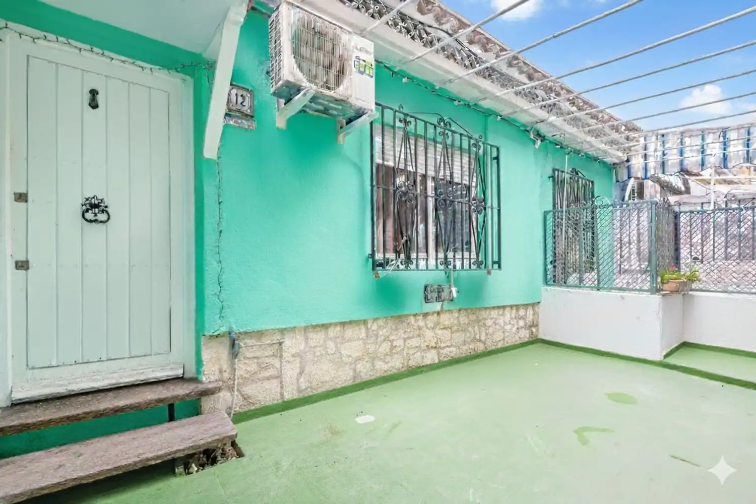 Außenansicht von Einfamilien-Reihenhaus zum Verkauf in Benidorm mit Klimaanlage, Terrasse und Abstellraum