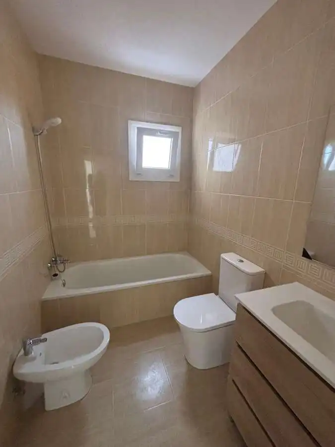 Bany de Pis en venda en Roquetas de Mar amb Aire condicionat, Terrassa i Piscina comunitària