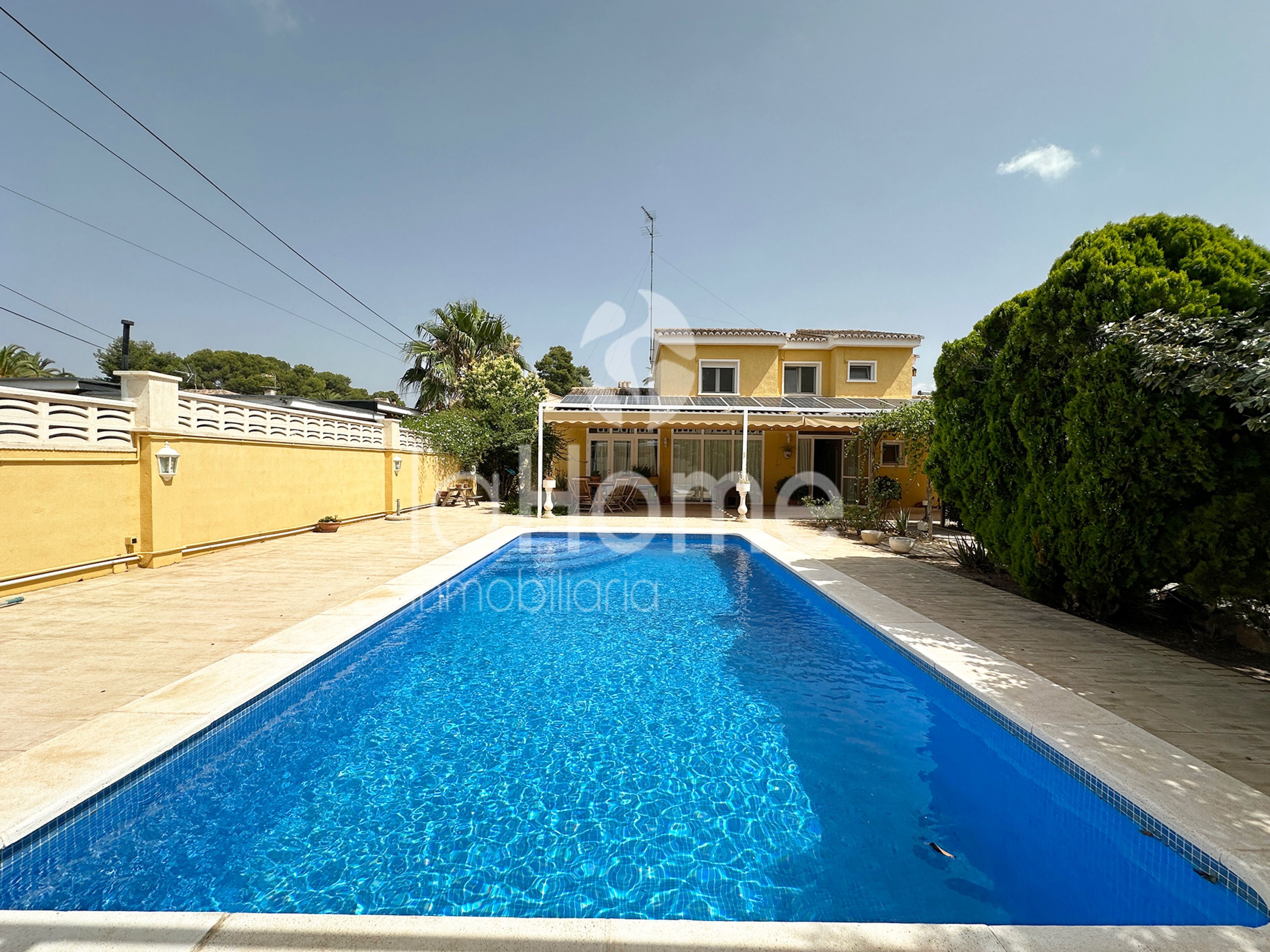 Vista exterior de Casa o xalet en venda en Paterna amb Aire condicionat, Calefacció i Jardí privat