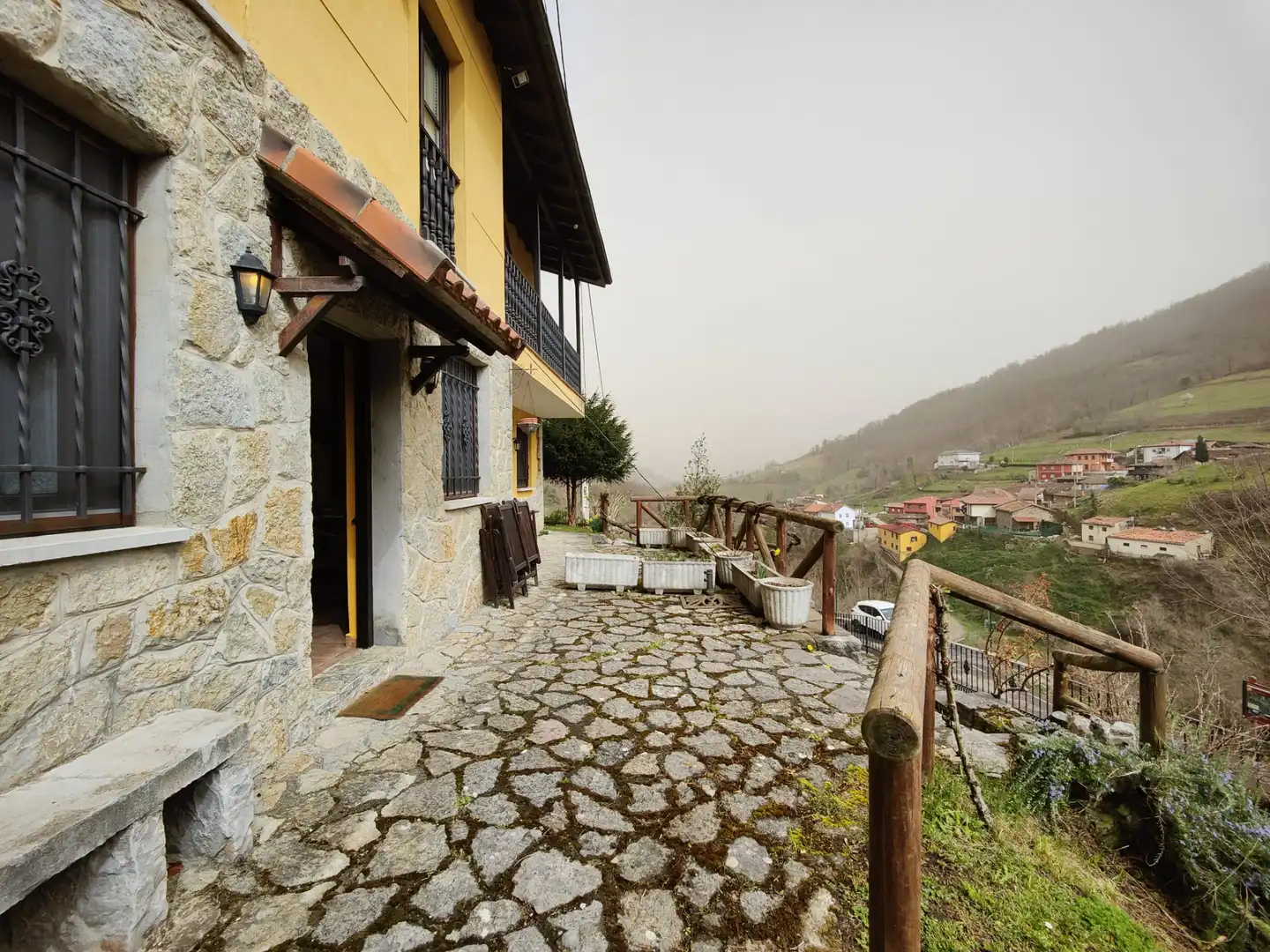 Vista exterior de Casa o chalet en venta en Quirós con Jardín privado, Amueblado y Balcón