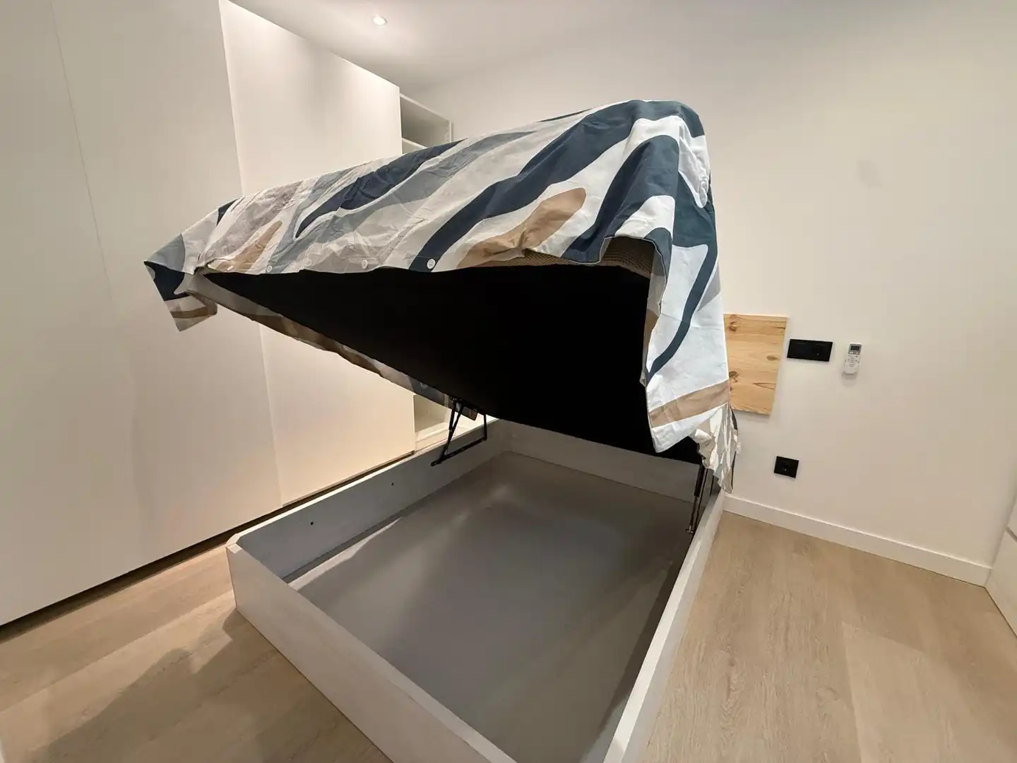 Habitación de Apartamento de alquiler en Madrid con Aire acondicionado, Calefacción y Trastero