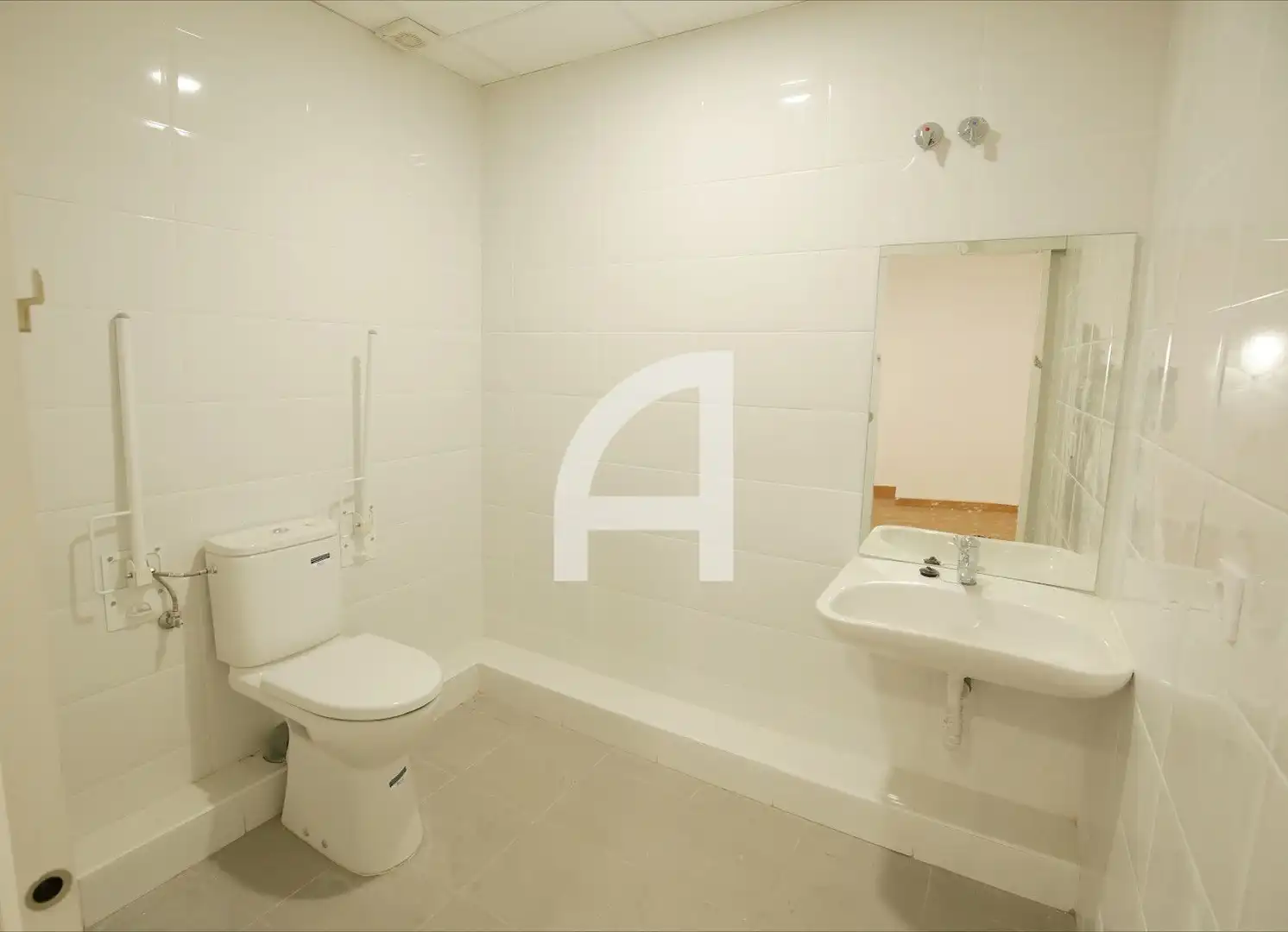 Baño de Nave industrial en venta en Madrid