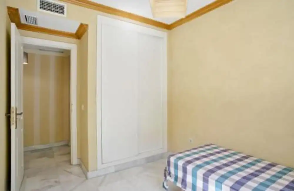 Habitación de Planta baja en venta en Marbella con Aire acondicionado, Terraza y Piscina
