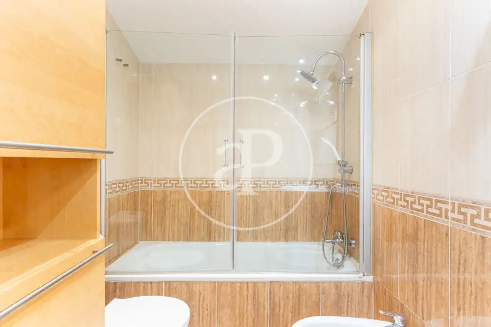 Baño de Piso de alquiler en Valencia con Aire acondicionado, Calefacción y Terraza
