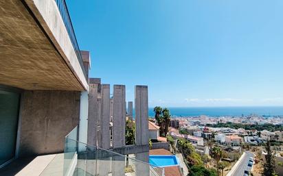 Exterior view of Flat for sale in  Santa Cruz de Tenerife Capital  with Terrace, Balcony and Community pool