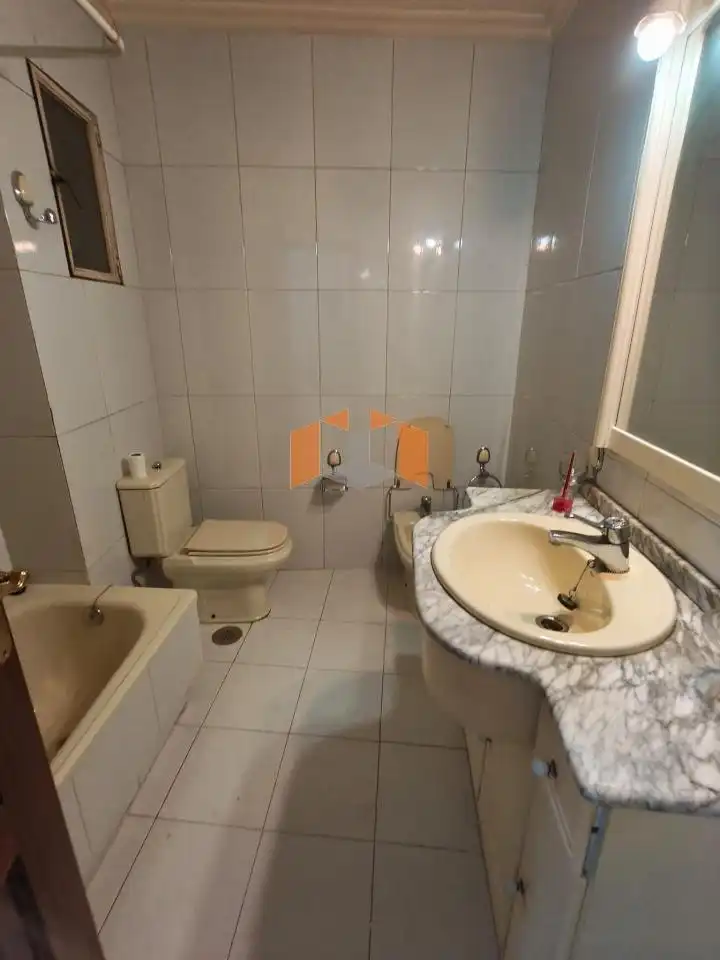 Bany de Pis en venda en Vigo  amb Calefacció, Parquet i Terrassa