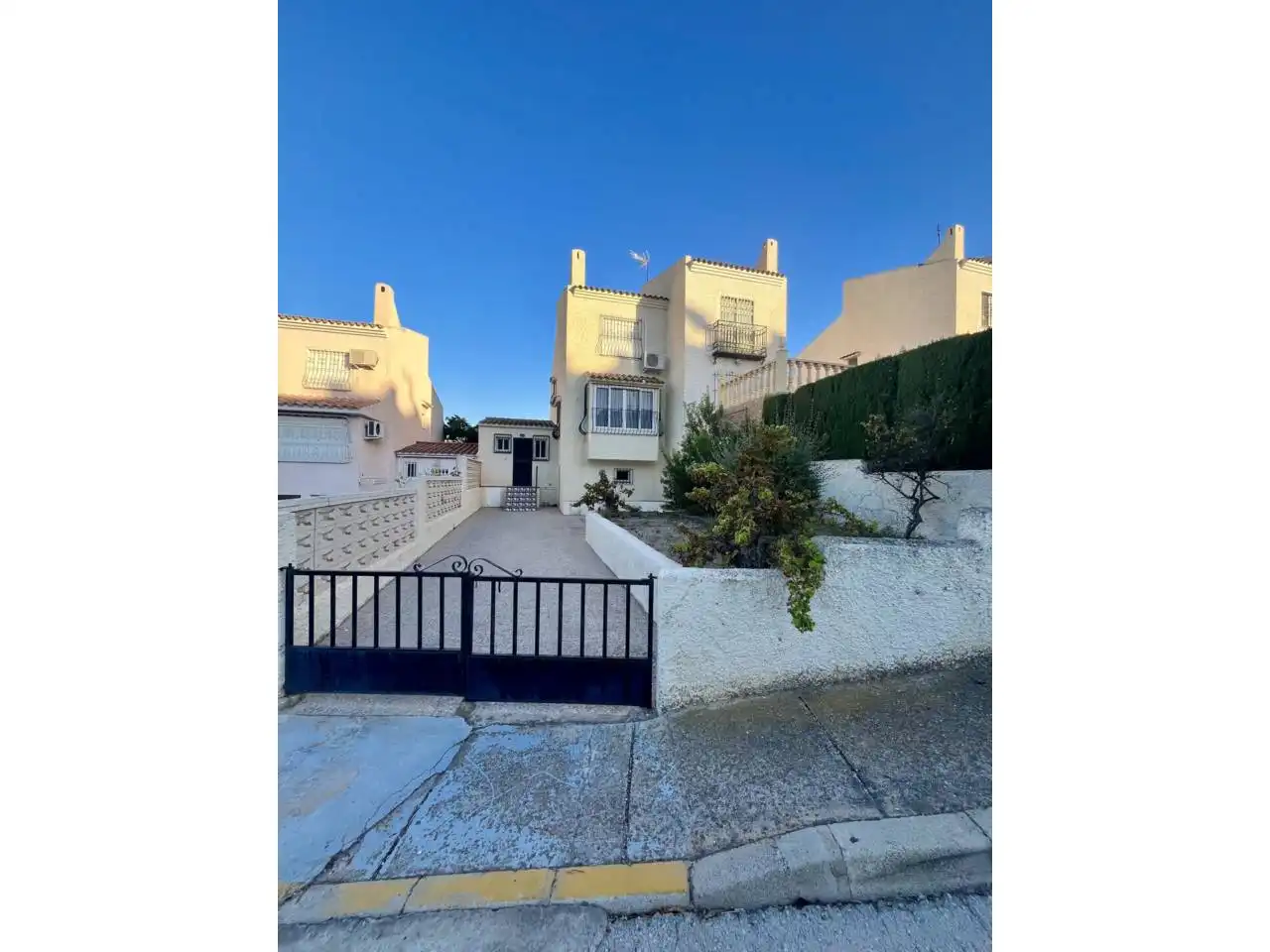Vista exterior de Casa o xalet de lloguer en El Campello amb Aire condicionat, Terrassa i Moblat
