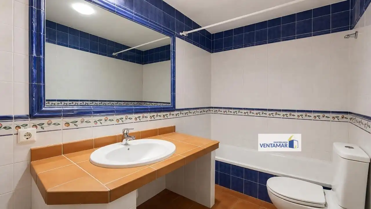 Baño de Casa adosada en venta en Castellar de la Frontera con Jardín privado, Trastero y Balcón