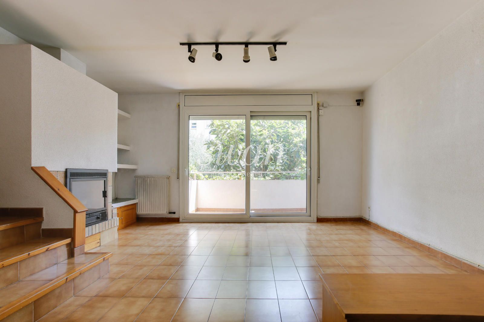 Sala d'estar de Casa adosada en venda en Sant Cugat del Vallès amb Aire condicionat, Calefacció i Jardí privat