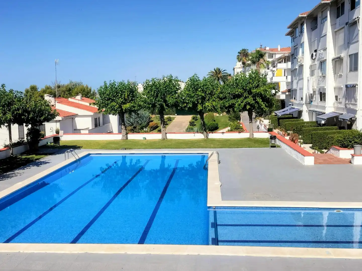 Schwimmbecken von Wohnung zum Verkauf in Sitges mit Privatgarten und Gemeinschaftspool