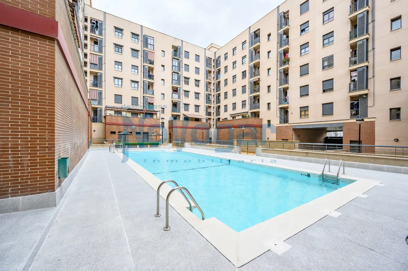 Swimming pool of Flat for sale in Móstoles  with Air Conditioner, Heating and Parquet flooring