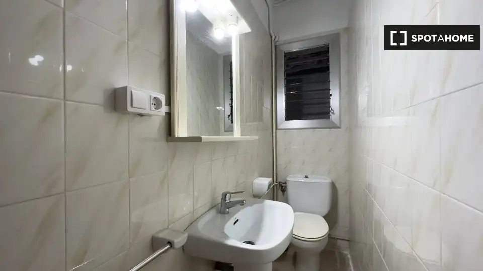 Baño de Piso de alquiler en Barcelona con Aire acondicionado, Calefacción y Amueblado