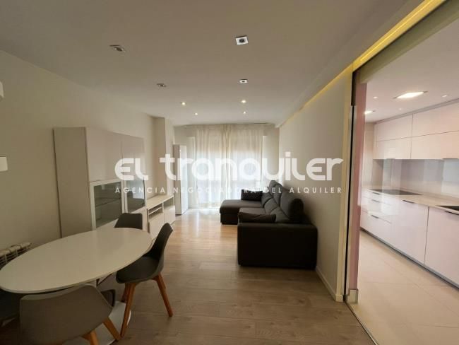Living room of Flat to rent in  Madrid Capital  with Air Conditioner, Swimming Pool and Furnished