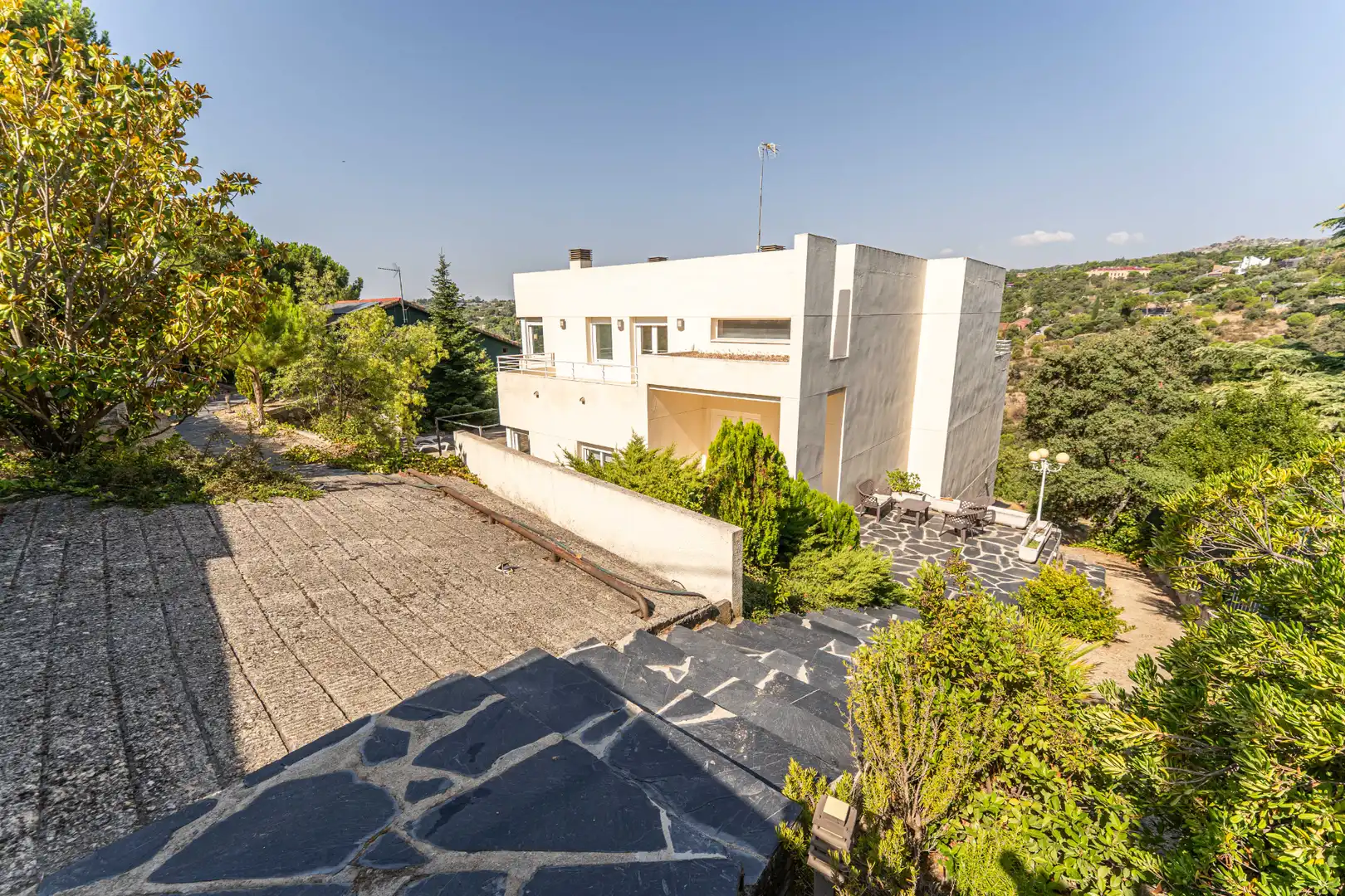 Vista exterior de Casa o xalet en venda en Torrelodones amb Calefacció, Jardí privat i Parquet