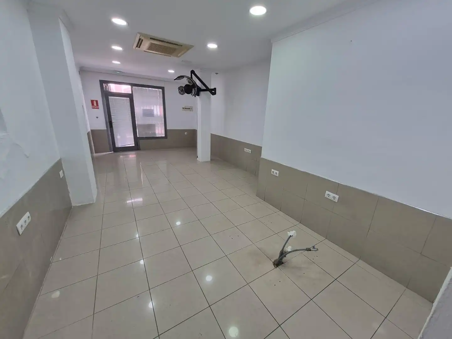 Commercial properties for rent in San Fernando  with Air Conditioner