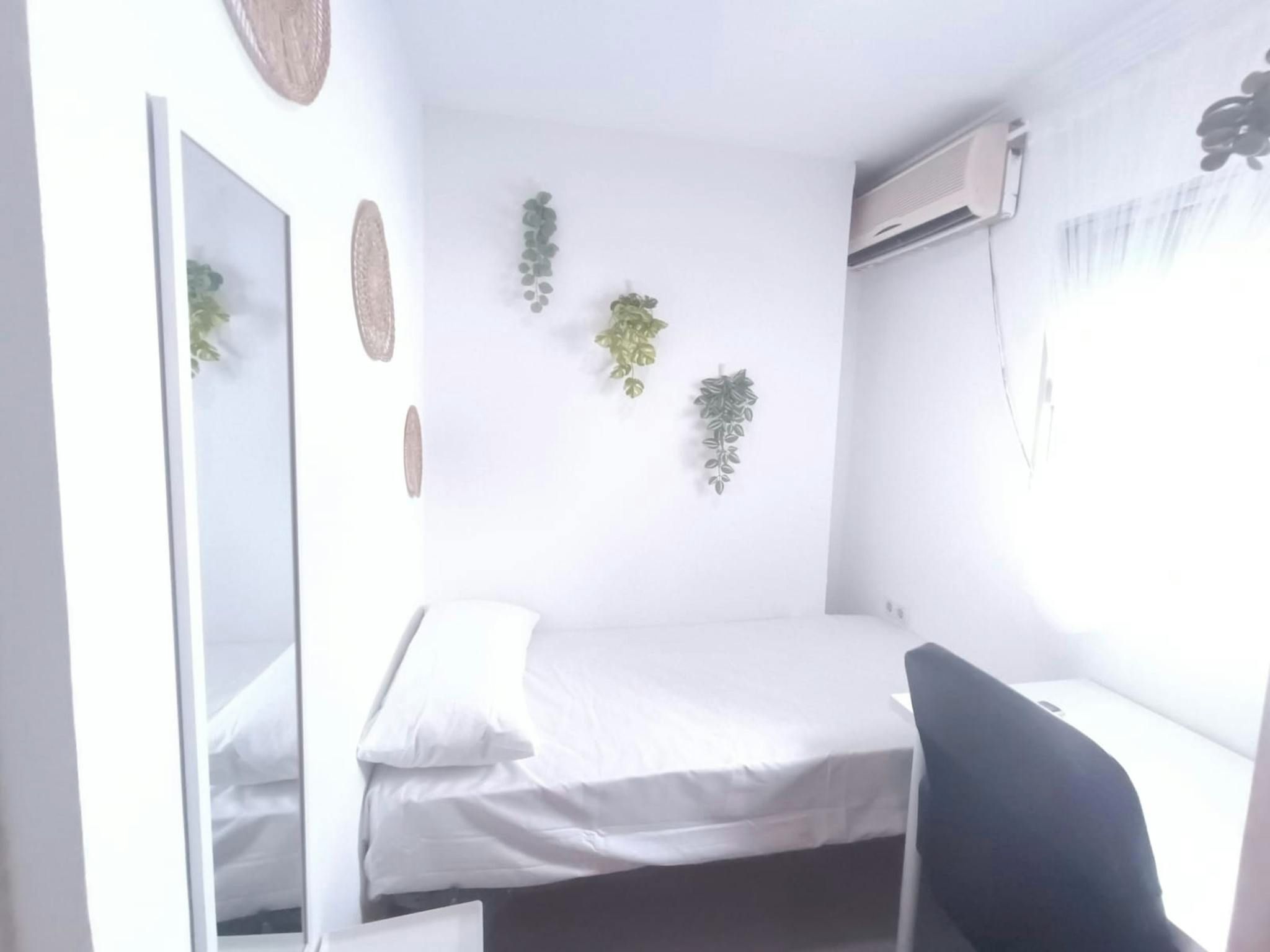 Habitación de Piso para compartir en  Sevilla Capital con Amueblado, Lavadora y TV