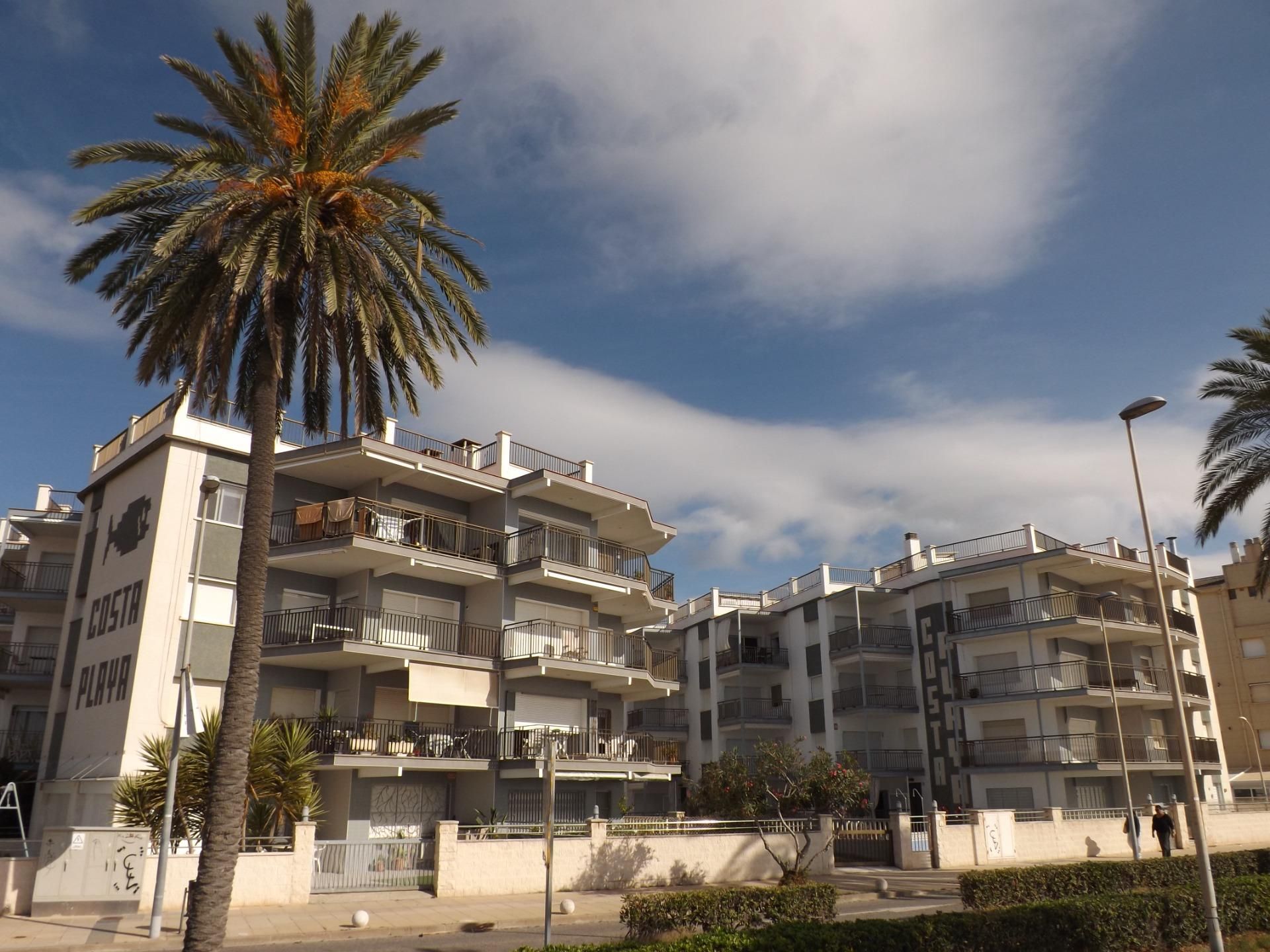 Vista exterior de Àtic en venda en Cunit amb Jardí privat, Terrassa i Piscina comunitària