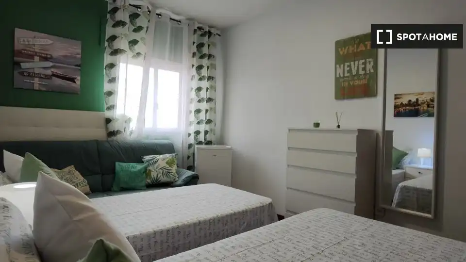 Habitación de Piso de alquiler en Alcalá de Henares con Aire acondicionado, Calefacción y Amueblado