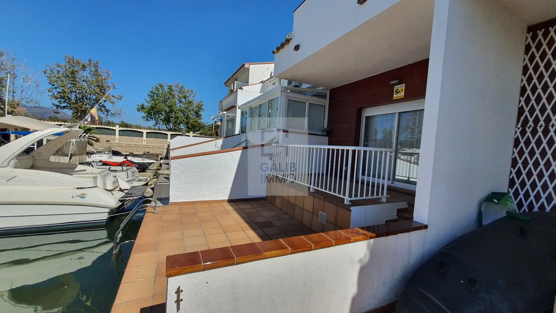 Außenansicht von Einfamilien-Reihenhaus zum Verkauf in Empuriabrava mit Klimaanlage, Terrasse und Möbliert