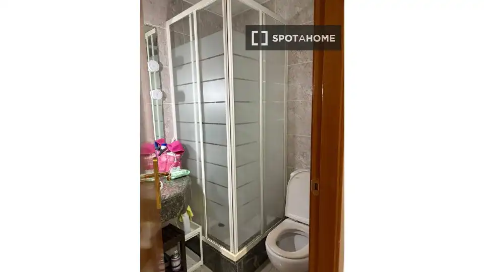 Bathroom of Flat for share in Sant Boi de Llobregat  with Air Conditioner, Heating and Furnished