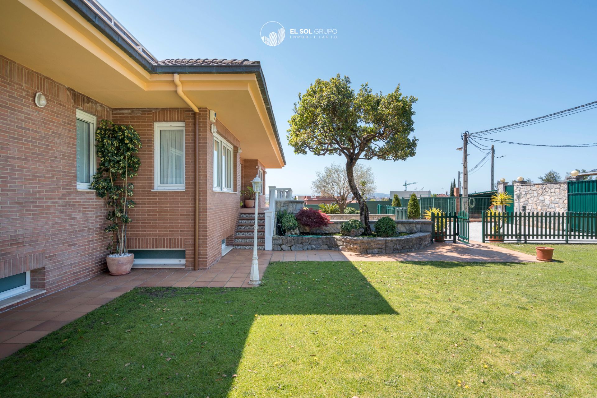 Jardí de Casa o xalet en venda en Gijón  amb Calefacció, Jardí privat i Parquet