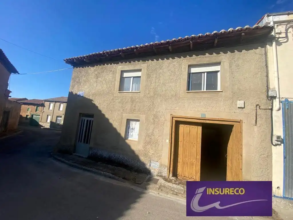 Vista exterior de Casa o xalet en venda en Bustillo del Páramo amb Calefacció, Jardí privat i Moblat