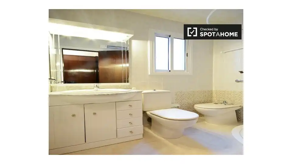 Bany de Apartament per a compartir en Barcelona amb Aire condicionat, Calefacció i Terrassa