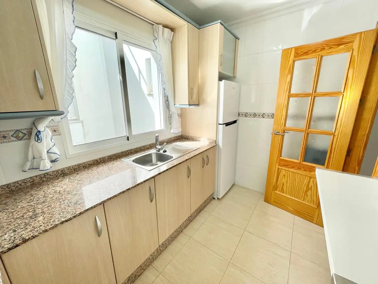 Cuina de Apartament de lloguer en Los Alcázares amb Aire condicionat, Traster i Moblat