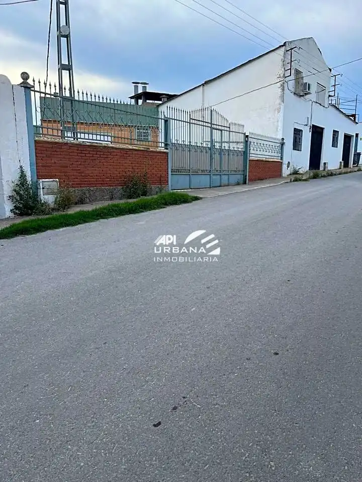 Vista exterior de Nave industrial en venta en Lucena