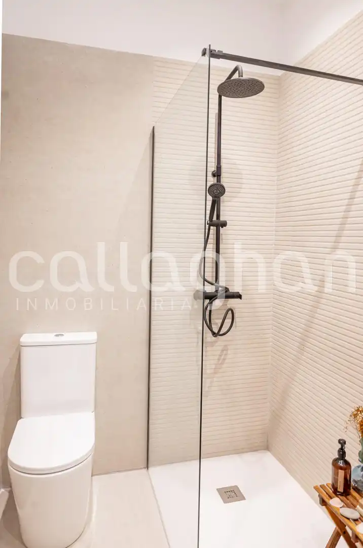 Badezimmer von Erdgeschoss zum Verkauf in Valencia mit Terrasse