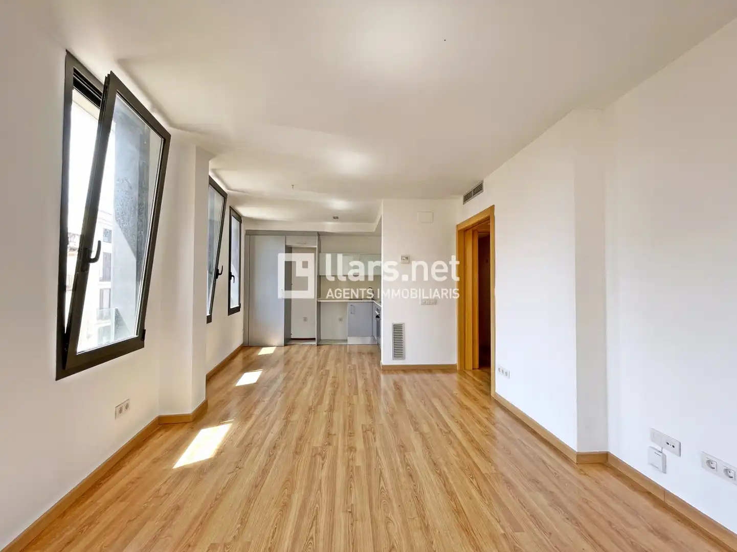 Wohnung zur Miete in Vilanova i la Geltrú mit Klimaanlage, Heizung und Parkett