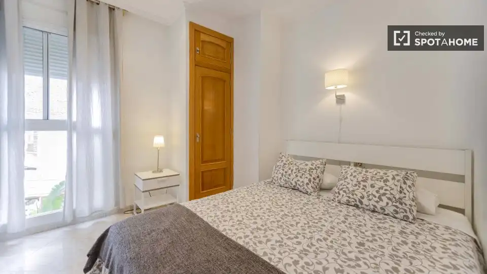 Habitación de Apartamento para compartir en Valencia con Aire acondicionado, Calefacción y Terraza