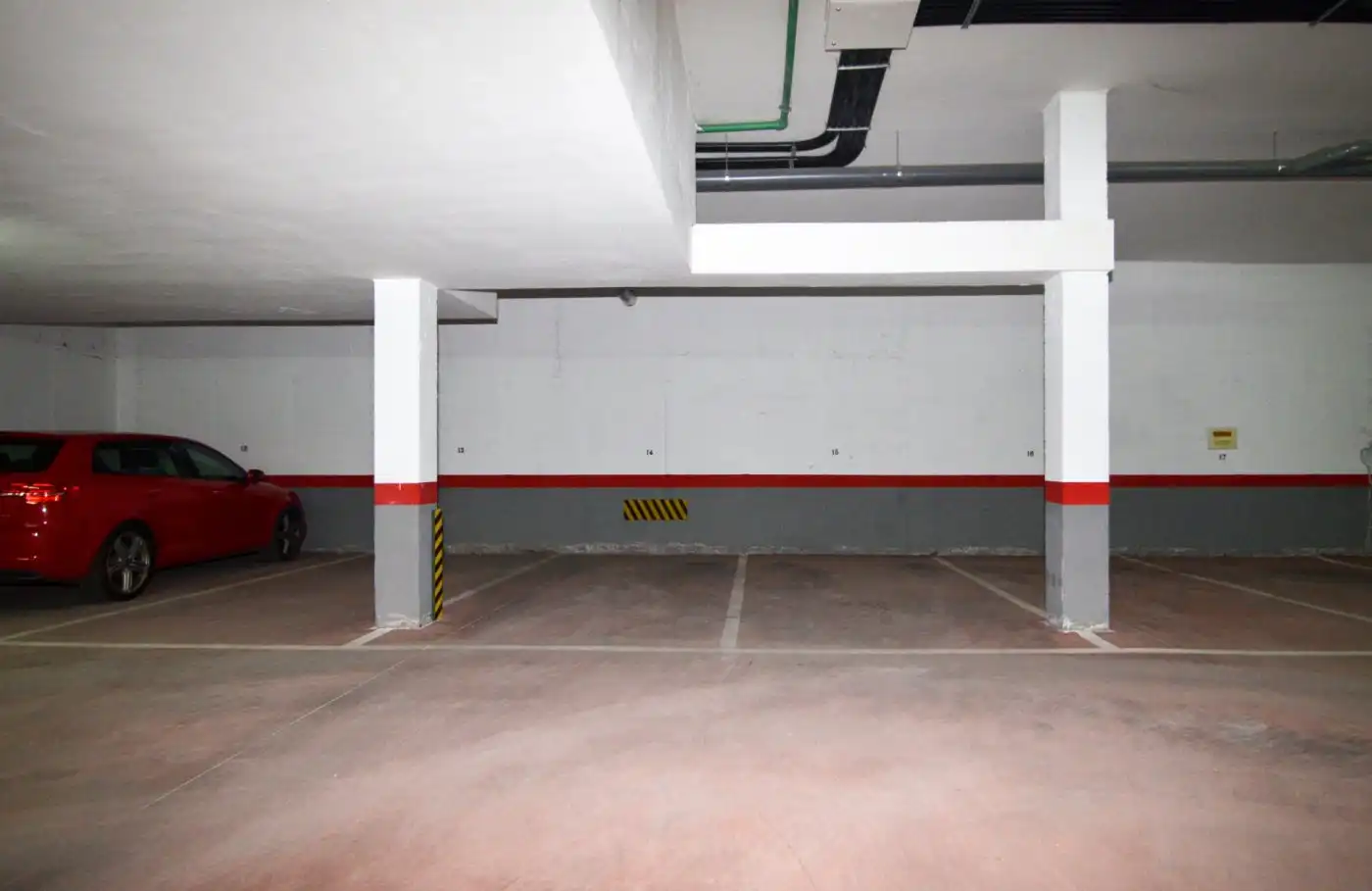 Parkplatz von Garage zum Verkauf in Candelario