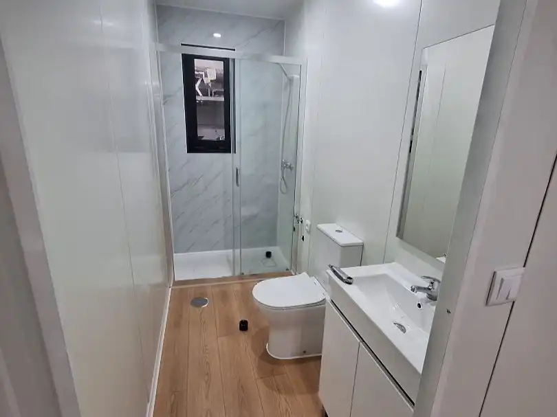 Badezimmer von Büro zum Verkauf in Ames mit Klimaanlage