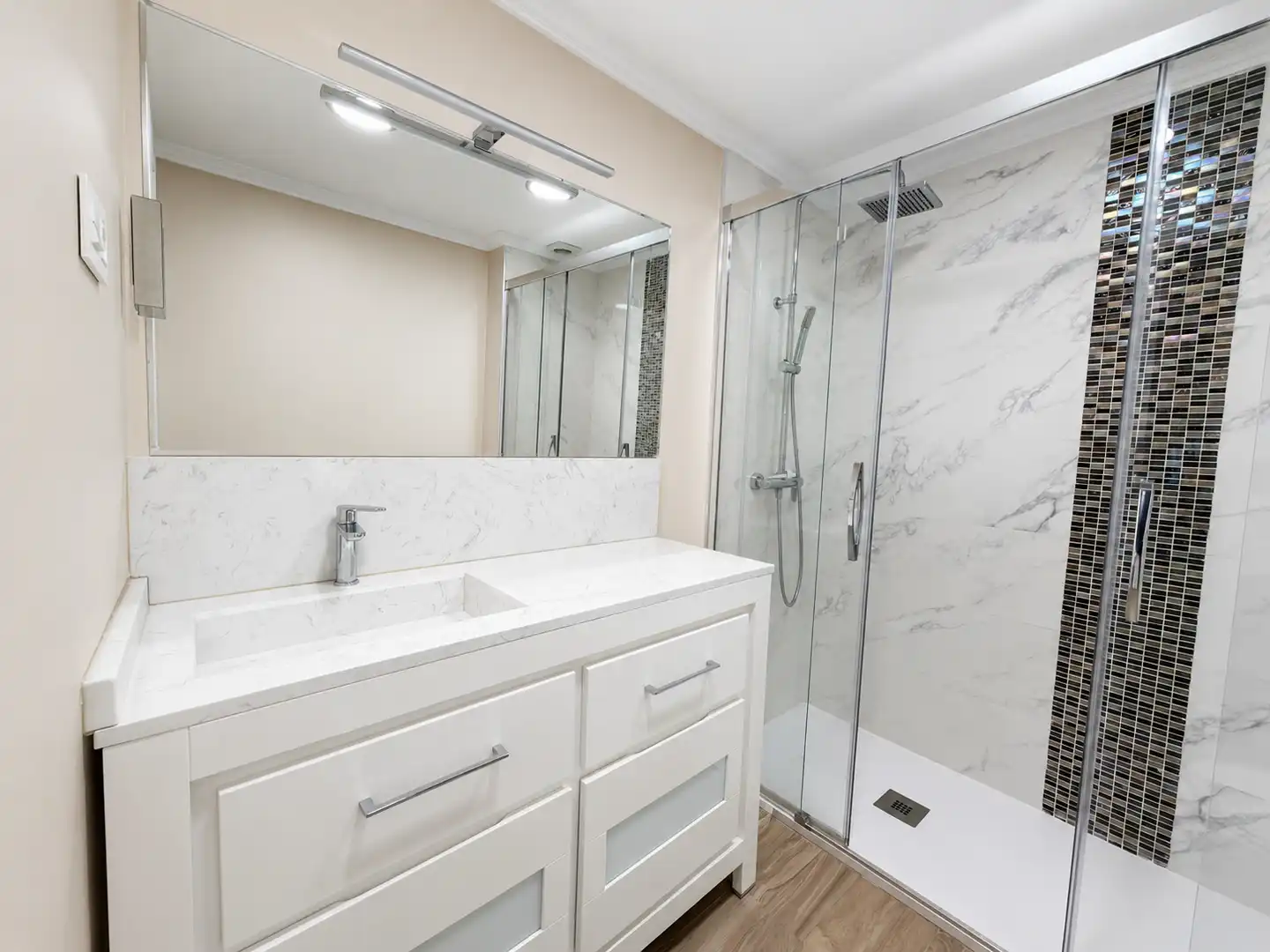 Bathroom of Flat for sale in Getafe  with Air Conditioner, Heating and Storage room