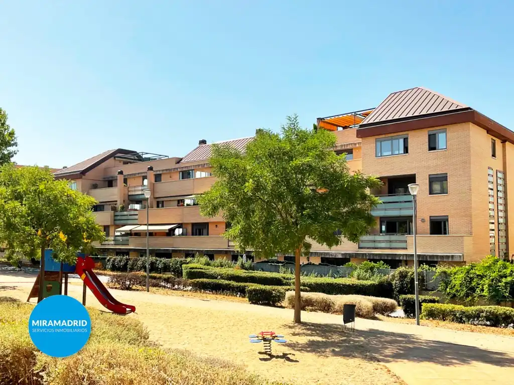 Vista exterior de Planta baja en venta en Paracuellos de Jarama con Aire acondicionado, Terraza y Piscina comunitaria