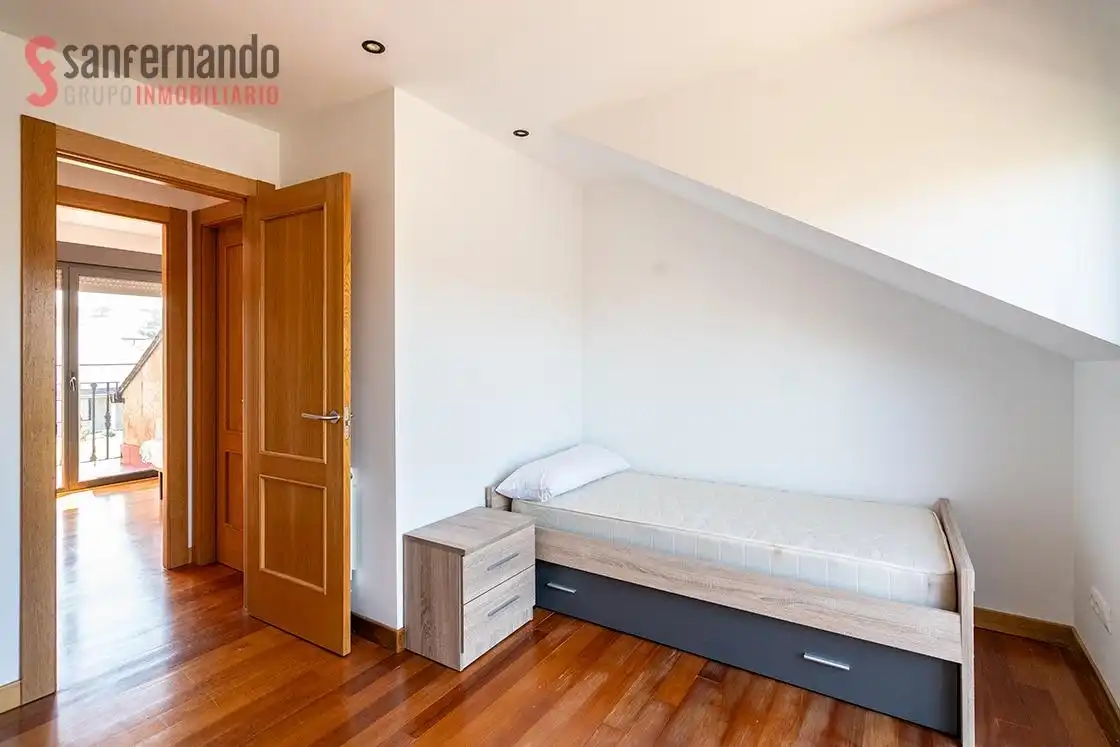 Habitación de Casa adosada en venta en Miengo con Calefacción, Jardín privado y Terraza