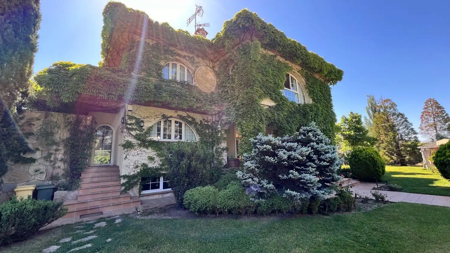 Vista exterior de Casa o xalet en venda en Villanueva de la Cañada amb Aire condicionat, Calefacció i Terrassa