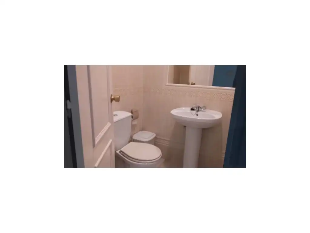 Baño de Local en venta en Cáceres con Aire acondicionado
