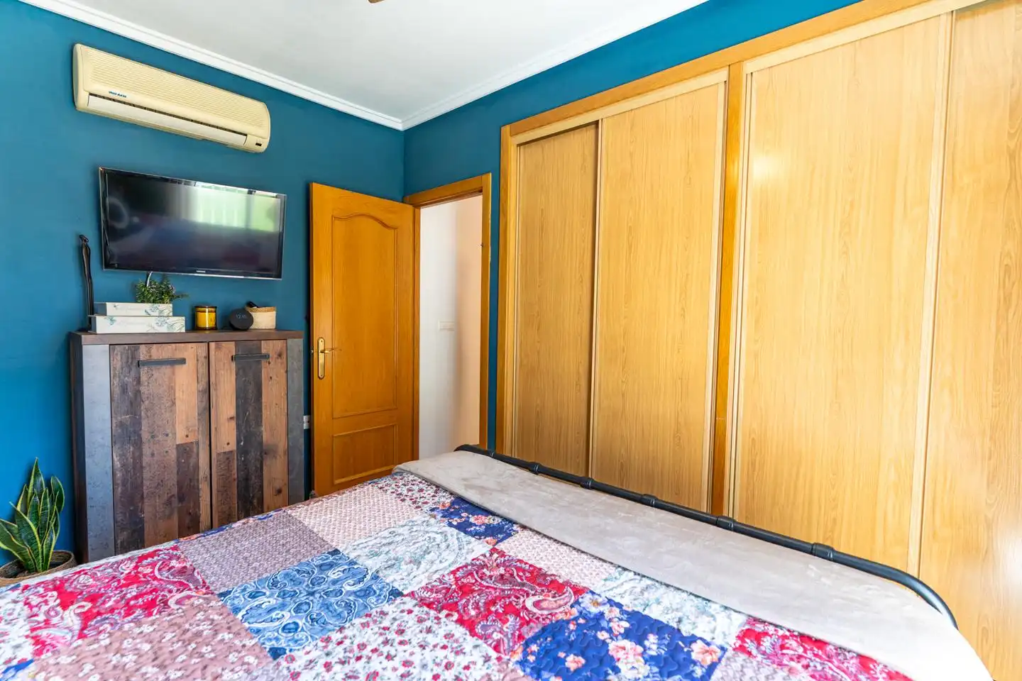 Schlafzimmer von Haus oder Chalet zum Verkauf in Santa Pola mit Klimaanlage, Privatgarten und Terrasse