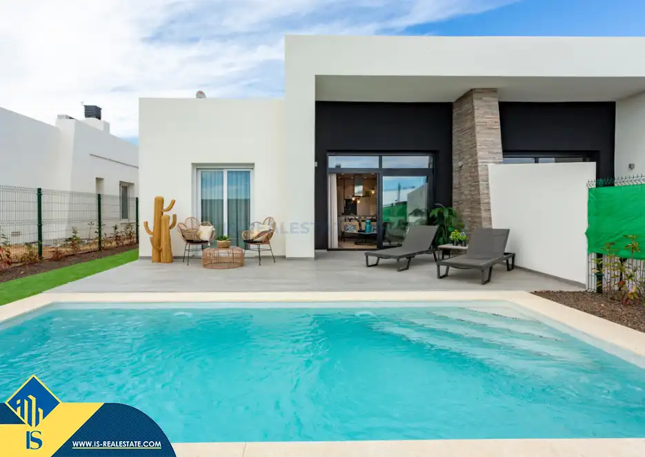 Casa con piscina en venta en Algorfa