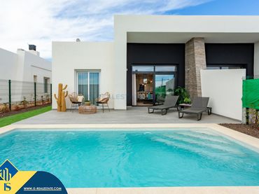 Casa con piscina en venta en Algorfa