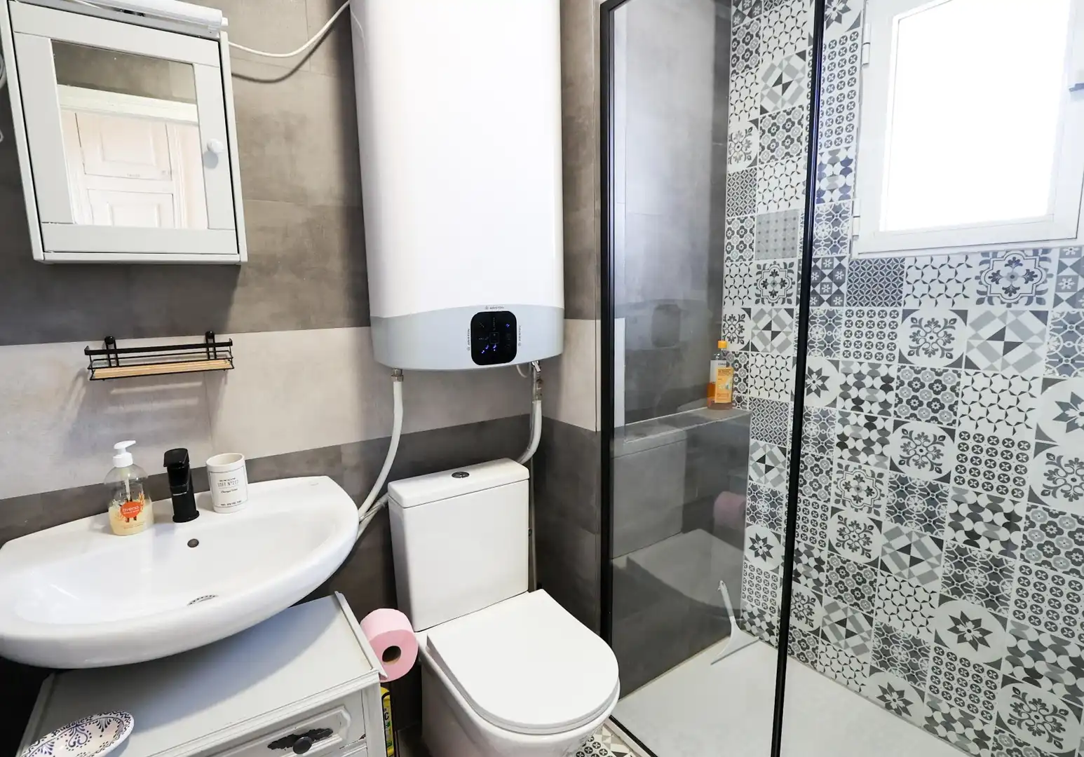 Bathroom of Apartments for rent in Torrevieja  with Air Conditioner, Terrace and Furnished