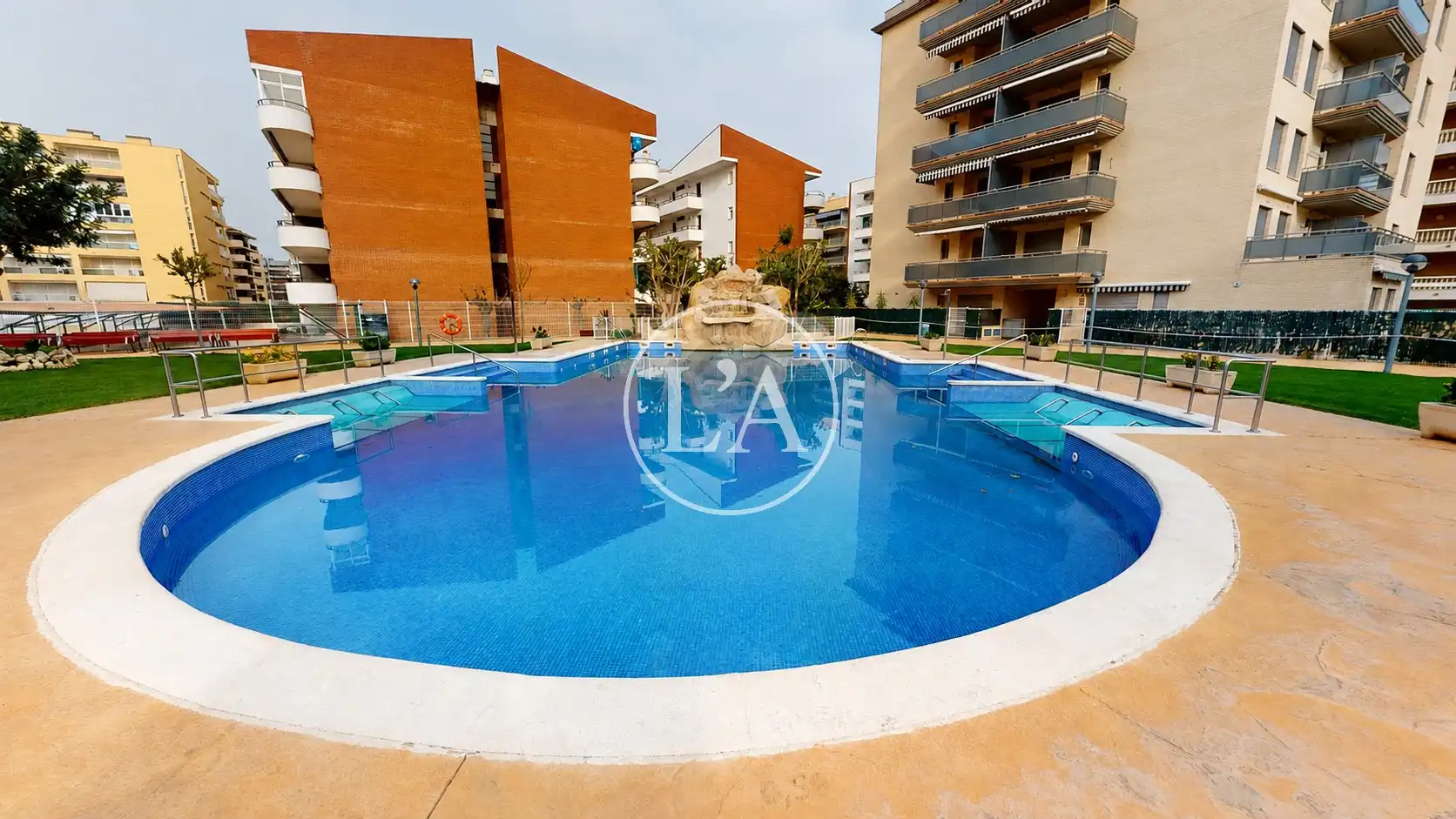 Mini appartamento con piscina in vendita a Carrer d'Amadeu Vives 10, imagen 2